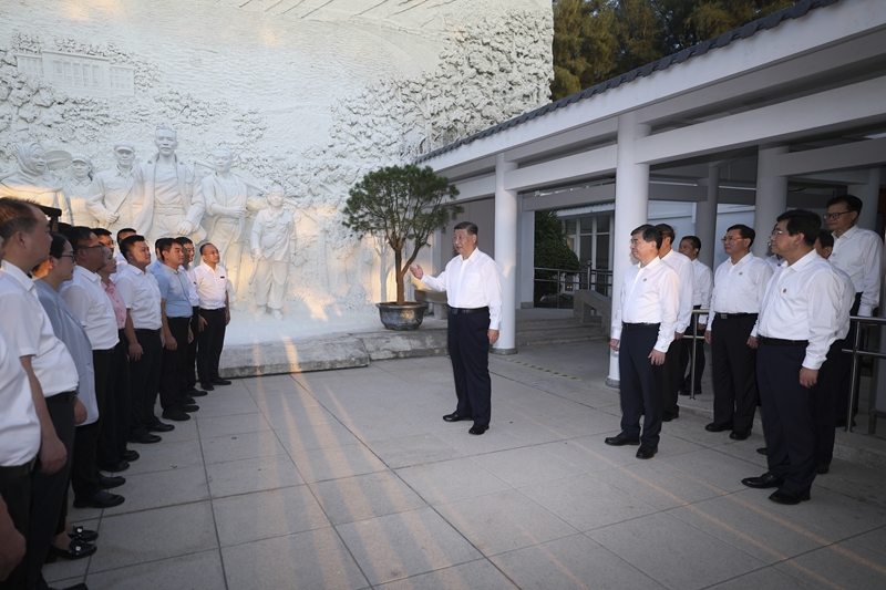 10月15日至16日,中共中央总书记、国家主席、中央军委主席习近平在福建考察。这是15日下午,习近平在漳州市东山县谷文昌纪念馆考察时,同谷文昌干部欧冠直播
教师、学员代表亲切交流。